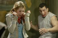 SAW II – Laura (Beverly Mitchell) ist die erste Gefangene im Horrorhaus des Psychokillers, die die Wirkung des tödlichen Nervengiftes zu spüren bekommt ...