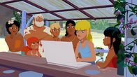Zoom - Der weiße Delfin – Clarissa (2. von rechts) initiiert eine Online-Kampagne, um das Naturschutzgebiet vor der Insel Maotou vor einer Bebauung durch Terence Werner zu retten. Maeva (links), Marina (2. von links), Onkel Patrick (3. von links), Yann (4. von links), Auru (3. von rechts) und Timeti (rechts) unterstützen sie dabei.