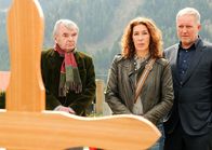 Tatort – Der pensionierte Polizist Sommer , Bibi Fellner und Moritz Eisner am Grab von Bibis Vater (v.li.: Branko Samarovski, Adele Neuhauser, Harald Krassnitzer).