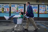 The Goldbergs – (v.li.) Troy Gentile (Barry Goldberg), Jeff Garlin (Murray Goldberg).