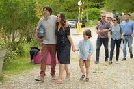 Tödliche Ahnung – Ben (Max Boublil, l.), Chloé (Marie-Ange Casta, 2.v.l.) und Diego Mariani (Léon Durieux, 3.v.l.) sind auf dem Weg zu Laetitias großer Geburtstagsfeier.