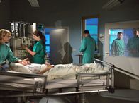 In aller Freundschaft – Dr. Globisch (Andrea Kathrin Loewig, links) und die Intensivschwester (Komparse, 2. von links) versuchen Carolines (Margit Sartorius, liegend) Zustand zu stabilisieren. Tom (Frank Stieren, 2. von rechts) und Marc (Otto Kukla, rechts) begreifen, dass sie beide egoistisch gehandelt haben und wollen versuchen, jetzt gemeinsam für Caroline da zu sein.