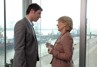 Luises Versprechen – Luise (Christiane Hörbiger) sorgt sich um das Liebesleben ihres jüngsten Sohnes Daniel (Tim Bergmann).