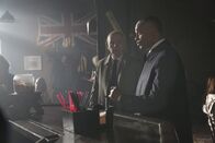 Navy CIS – Während das Team den Fall des 14-jährigen Henry Marshall untersucht, reisen Direktor Vance (Rocky Carroll, r.) und FBI-Agent Fornell (Joe Spano, l.) nach London, um im Falle eines entflohenen britischen Spions zu ermitteln ...