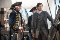 Black Sails – Woodes Rogers (Luke Roberts, r.), der britische Gouverneur, ist in See gestochen, um Nassau von den Freibeutern zurückzuerobern. Doch können die Piraten ihre Stadt verteidigen?