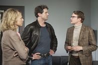 Akte Ex – Kommissarin Kristina Katzer (Isabell Gerschke, l.) und ihr Kollege Lukas Hundt (Oliver Franck, M.) werden vom Pathologen Dr. Leo Sturm (Tobias Schenke, r.) über die Todesursache des ermordeten Hilfsarbeiters informiert.