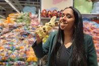 Puls – Moderatorin Tama James-Vakeesan vor einem Berg von Schokoladeeiern, mit einem Schokolade-Osterhasen in der Hand Copyright: SRF