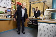 In aller Freundschaft – Als Otto Stein (Rolf Becker, links) am Morgen gemeinsam mit Dr. Roland Heilmann (Thomas Rühmann) in die Cafeteria kommt, steht diese unter Wasser. Schnell findet Otto heraus, dass der Schlauch des Geschirrspülers geplatzt ist. Da aber nicht viel unter Wasser steht, ist die Pfütze schnell beseitigt.