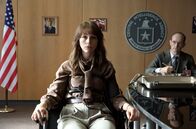 Wendezeit – Doppelagentin Saskia Starke (Petra Schmidt-Schaller) beim Verhör mit dem Lügendetektor.