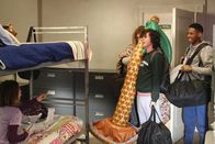 The Middle – Sue (Eden Sher, l.) erhält überraschend Besuch von Axl (Charlie McDermott, 2.v.r.) und Hutch (Alphonso McAuley, r.) ...