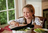 Immer Ärger mit 40 – Sorgt mit ihrer Schwester für einigen Trubel Zuhause: Charlotte (Iris Apatow) ...