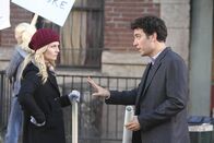 How I Met Your Mother – Ted (Josh Radnor, r.) lernt die sympathische Aktivistin Zoey (Jennifer Morrison, l.) kennen. Gemeinsam mit anderen versucht sie zu verhindern, dass das imposante und alte, aber verrottete Arcadian-Hotel dem neuen Hauptsitz der Goliath National Bank weichen muss ...