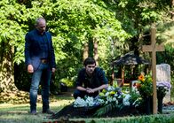 SOKO Potsdam – Bernhard Henschel (Michael Lott, l.) und sein Sohn Max (Henry Horn, r.) haben das Grab von Max' bestem Freund gefunden. Sie hoffen, dass der mutmaßliche Mörder bald auf dem Friedhof auftauchen wird.