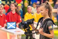 1, 2 oder 3 – Kamerakind Kira hält die Szene mit einer professionellen Kamera fest.