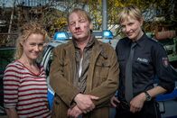 Notruf Hafenkante – (Franzi Jung (Rhea Harder-Vennewald, l.), Heinrich Frank (Ben Becker), Melanie Hansen (Sanna Englund, r.).