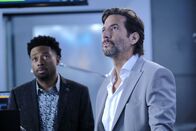 MacGyver – Wilt Bozer (Justin Hires, l.); Russ Taylor (Henry Ian Cusick, r.)