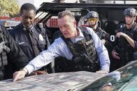 Scorpion – Capt. Pete Kavanaugh (Dwight Hicks, l.) und Cabe (Robert Patrick, r.) setzen alles daran, eine Geiselnahme schnell zu beenden, denn unter den Geiseln befinden sich auch Walter und Toby, die eigentlich auf einer ganz anderen Mission sind ...