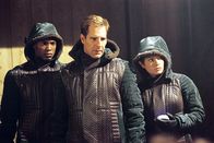 Star Trek: Enterprise – Um einen flüchtigen vulkanischen Agenten und Kriminellen namens Menos aufzuspüren, begeben sich T'Pol (Jolene Blalock, r.), Captain Archer (Scott Bakula, M.) und Mayweather (Anthony Montgomery , l.) auf eine geheime Mission ...