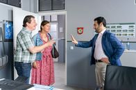 Die Rosenheim-Cops – Controller Donato (Paul Brusa, r.) erklärt Hartmut (Georg Veitl, l.) und Annegret Nerlinger (Eva Wittenzellner, M.), dass sie nur ein begrenztes Übernachtungsbudget zur Verfügung haben.