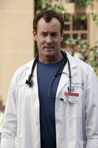 Scrubs - Die Anfänger – Hat Dr. Cox (John C. McGinley) Recht mit seiner Annahme, dass Dr. Kelso eine lange Laudatio von J.D. erwartet?