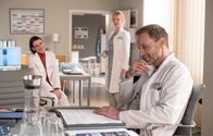 In aller Freundschaft – ARD/MDR IN ALLER FREUNDSCHAFT FOLGE 923, "Wennschon - Dennschon" Uhr im ERSTEN. (Ab 30.03.2021, 21:00 Uhr in der Mediathek) Dr. Maria Weber (Annett Renneberg, li.) möchte mit ihrem Lebensgefährten Dr. Kai Hoffmann (Julian Weigend) am Abend ins Kino. Doch französische Komödien sind nicht so seins. Kais Ex-Frau Dr. Ina Schulte (Isabell Gerschke, stehend) bekommt das mit uns gibt noch weitere Anekdoten zum Besten.