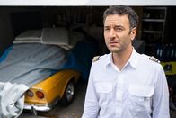 Marie Brand – Yasin Malik (Mohamed Achour) steht vor seiner Garage.