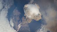 Pompeji - Protokoll einer Katastrophe – Eine riesige bis zu 30 Kilometer hohe Eruptionswolke verdunkelte den Himmel über dem antiken Pompeji.