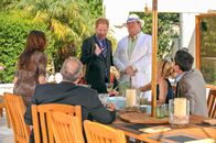 Modern Family – (v.li.) Sofía Vergara (Gloria Delgado), Ed O'Neill (Jay Pritchett), Jesse Tyler Ferguson (Mitchell Pritchett), Eric Stonestreet (Cameron Tucker), Julie Bowen (Claire Dunphy), Ty Burrell (Phil Dunphy).