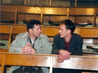 In aller Freundschaft – MDR Fernsehen IN ALLER FREUNDSCHAFT FOLGE 104, "Der einsame Boxer" Uhr. Roland (Thomas Rühmann, links) steht vor einer Entscheidung: Alina und Vladi wollen ausziehen. Roland lehnt es ab. Doch durch Achim (Holger Daemgen) und dem neuen Arzt in der Sachsenklinik erkennt er, wie wichtig es ist, seine Träume zu leben...