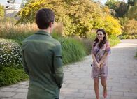 Schloss Einstein – Lennard (Maximilian Braun) und Olivia (Holly Geddert) treffen sich zu ihrem Date.