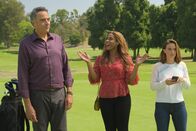 Single Parents – (v.l.n.r.) Douglas Fogerty (Brad Garrett); Poppy Banks (Kimrie Lewis); Angie D'Amato (Leighton Meester)