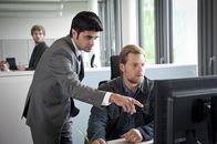 Der letzte Bulle – (3. Staffel) - Haben sich inzwischen gut zusammengerauft: der coole Macho Mick Brisgau (Henning Baum, r.) und der korrekte, karrierebewusste Andreas Kringge (Maximilian Grill, l.) ...