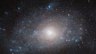 Spacetime – Die Balkenspiralgalaxie NGC 5585, aufgenommen vom Weltraumteleskop Hubble, soll einen ungewöhnlich hohen Anteil Dunkle Materie besitzen.