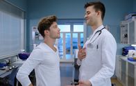 In aller Freundschaft – Kris Haas (Jascha Rust, li.) hat Besuch von seinem Freund Lennart Schönlein (Patrick Mölleken, re.), der Medizin studiert. Es dauert nicht lange und Lennart will den Kittel von Dr. Kaminski probetragen.