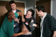 Scrubs - Die Anfänger – (v.li.) Donald Faison (Chris Turk), Neil Flynn (The Janitor), Zach Braff (John 'J.D.' Dorian), Tom Cavanagh (Dan).