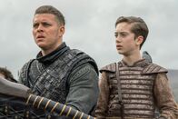 Vikings – Ivar (Alex Høgh Andersen, l.); Igor (Oran Glynn O'Donovan, r.)