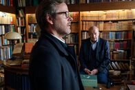 Der Samstagskrimi: Wilsberg – Optiker Peter Oldendorp (Nicholas Reinke, l.) sucht Wilsberg (Leonard Lansink, r.) in seinem Antiquariat auf. Wilsberg soll Oldendorp im Sorgerechtsstreit um seine Tochter helfen und seiner Frau eine Affäre nachweisen.