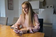 ZDFzoom – Vanessa ist ehemalige Gesundheits- und Krankenpflegerin. Wegen der steigenden Belastung in der Pflege hat sie vor einigen Monaten den sogenannten "Pflexit" vollzogen und ihrem alten Beruf den Rücken gekehrt.