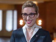 Velvet – Im Feiertagsgeschäft springt Rita (Cecilia Freire) als Verkäuferin ein.