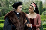 Wolf Hall – Bei einem Spaziergang mit Bess Oughtred (Maisie Richardson-Sellers) wird Cromwell (Mark Rylance) klar, dass ein Missverständnis vorliegt.