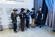 Roadtrip! Für Techfans – Emilia, Tiara, Shalin und Maël in Ausrüstung gehen in den VR-Raum. Lukas hält den Vorhang auf.