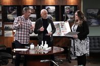 Last Man Standing – v.l.n.r.) Mike Baxter (Tim Allen); Ed Alzate (Hector Elizondo); Kristin Baxter (Amanda Fuller)