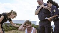 Retoure – NDR Fernsehen RETOURE Uhr. Polizeieinsatz am Retourencenter: Oliver Drittenpreis (Wanja Mues(, Susanne Krombholz (Stefanie Stappenbeck), die Polizisten Gabi(Åžafak ÅžengÃ¼l ) und Peter (Frank Kessler). Â