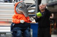 TanzAlarm – Tom bringt TanzTapir seine vegessene Brotdose.