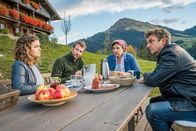 Der Bergdoktor – Angespannte Stimmung am Frühstückstisch der Familie Gruber. Lilli Gruber (Ronja Forcher, l.), Hans Gruber (Heiko Ruprecht, 2.v.l.), Lisbeth Gruber (Monika Baumgartner, 2,.v.r.) und Dr. Martin Gruber (Hans Sigl, r.) reden über die Zukunft des Gruberhofs.