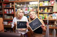 planet schule: TickTack - Zeitreise mit Lisa & Lena – Lisa und Lena raten im „Tick Tack-Quiz der Gleichberechtigung“: Welche Rechte haben sich Frauen wann erkämpft?