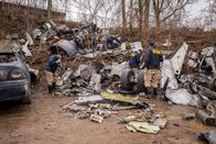 Mayday - Alarm im Cockpit – REENACTMENT - NTSB Crash Investigators scour the crash site of Execuflight 1526 in the hopes of finding clues that explain why the plane smashed into a residential neighborhood. (Cineflix 2020/Darren Goldstein)