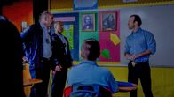 Hawaii Five-0 – Danny (Scott Caan, r.) wird vor den Augen seiner Tochter wegen Mordes an Marco Reyes verhaftet und soll nach Kolumbien abgeschoben werden. Kann Steve dies verhindern?; Danny (Scott Caan, r.) wird vor den Augen seiner Tochter wegen Mordes an Marco Reyes verhaftet und soll nach Kolumbien abgeschoben werden. Kann Steve dies verhindern?