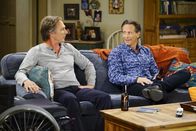 Mom – Gefällt es Adam (William Fichtner, l.), dass sein Bruder Patrick (Steven Weber, r.) plötzlich so viel Anteil an seinem Leben hat oder würde er ihn gerne wieder wegschicken?
