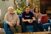 Man with a Plan – (v.li.) Stacy Keach (Joe Burns), Kevin Nealon (Don Burns), Kali Rocha (Marcy Burns).
